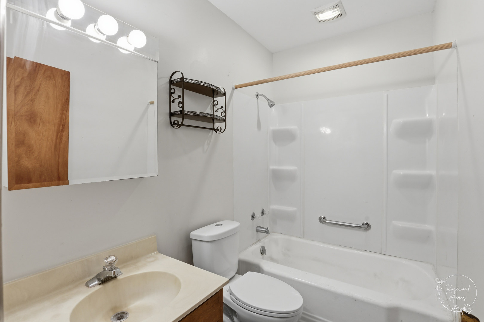 409 Main Street Crescent City, IL 60928 - Photo 14 of 22 a bathroom with a toilet a sink and bathtub