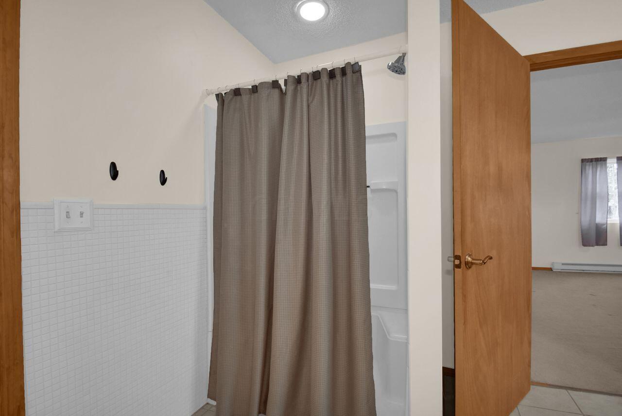 2633 Stringtown Road Washington Court House, OH 43160 - Photo 29 of 37 Shower in Owners bath