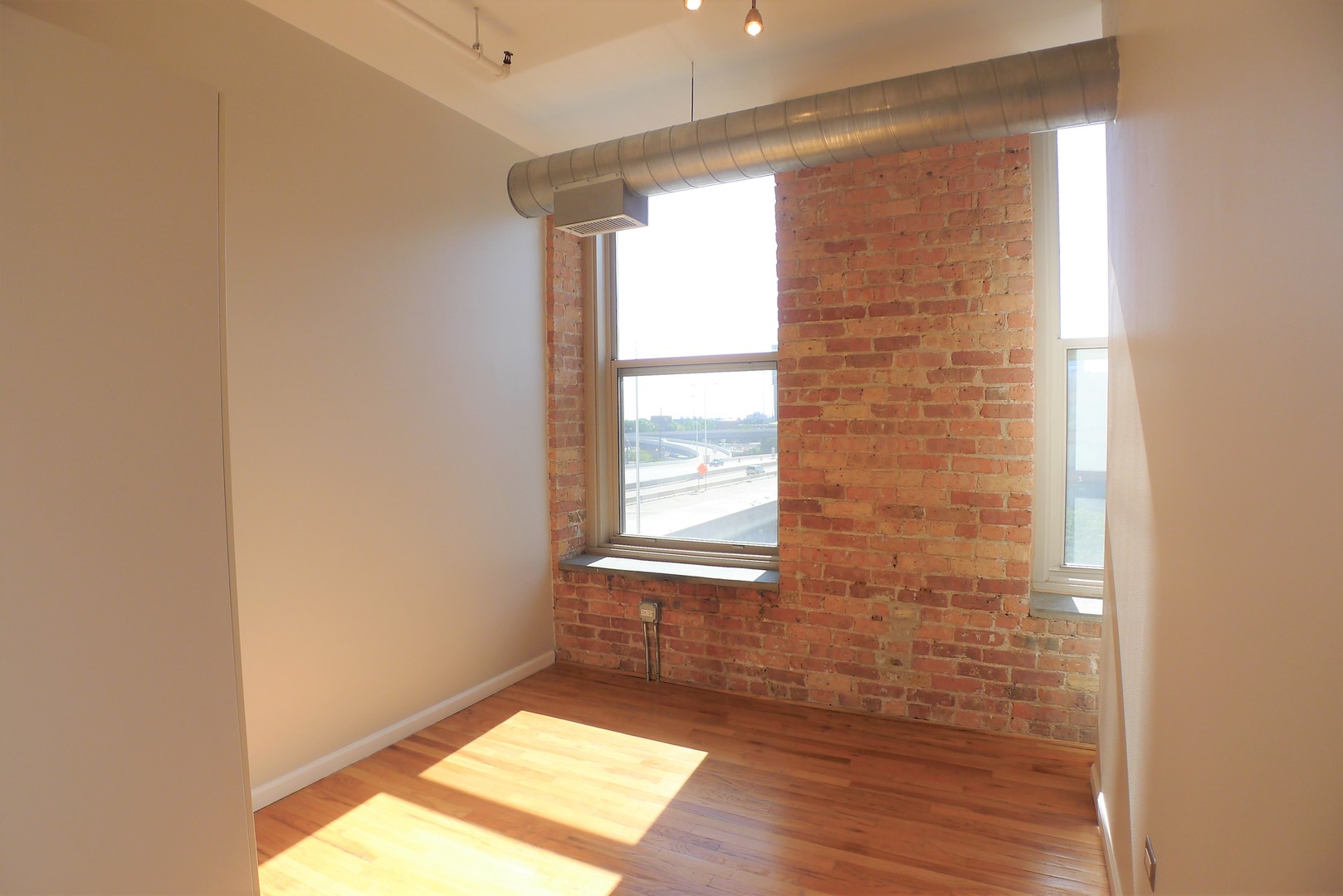420 South Clinton Street, Unit 401A Chicago, IL 60607 - Photo 13 of 22 a bathroom with a window