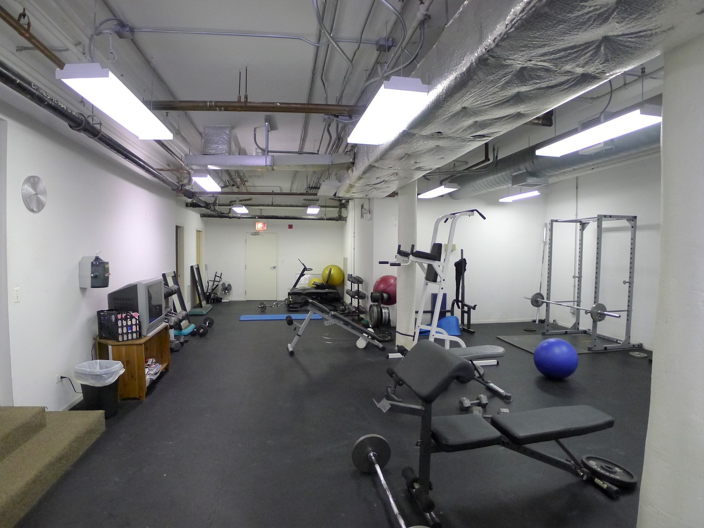 420 South Clinton Street, Unit 401A Chicago, IL 60607 - Photo 20 of 22 a view of a room with gym equipment
