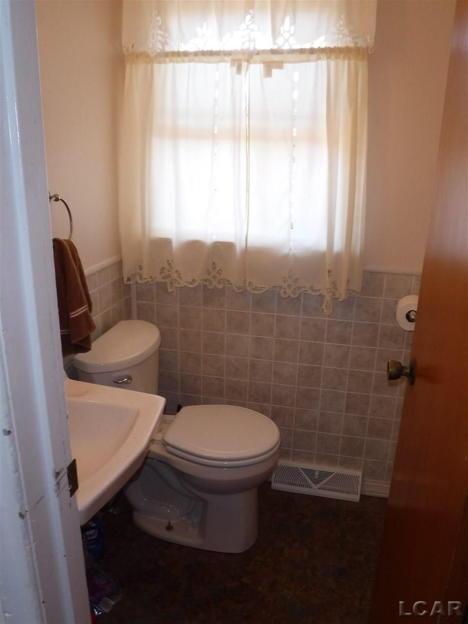 5877 West Carleton Road Clayton, MI 49235 - Photo 9 of 25 31350530-8.JPG