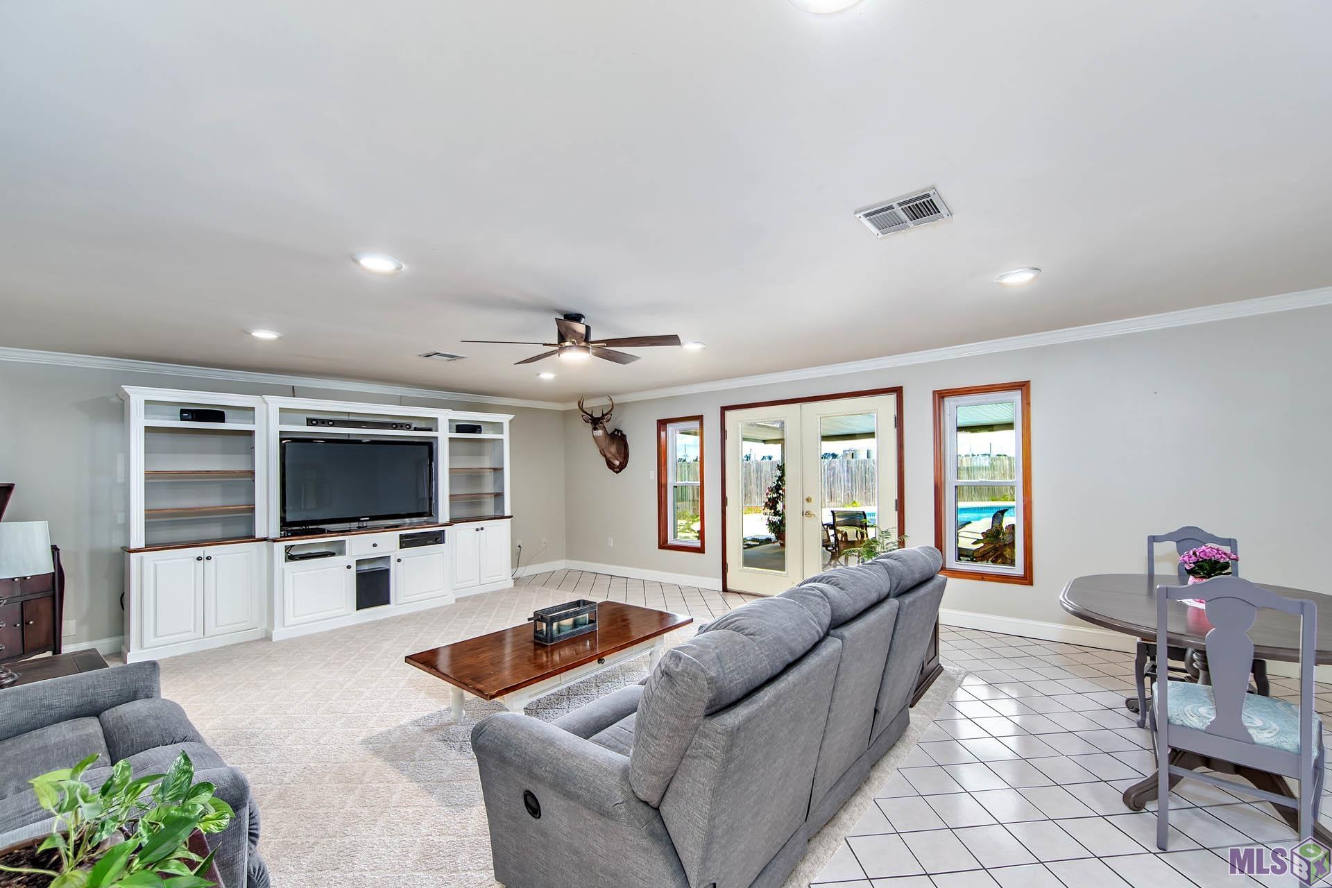 1 Mimi Circle Thibodaux, LA 70301 - Photo 5 of 22 Large family room