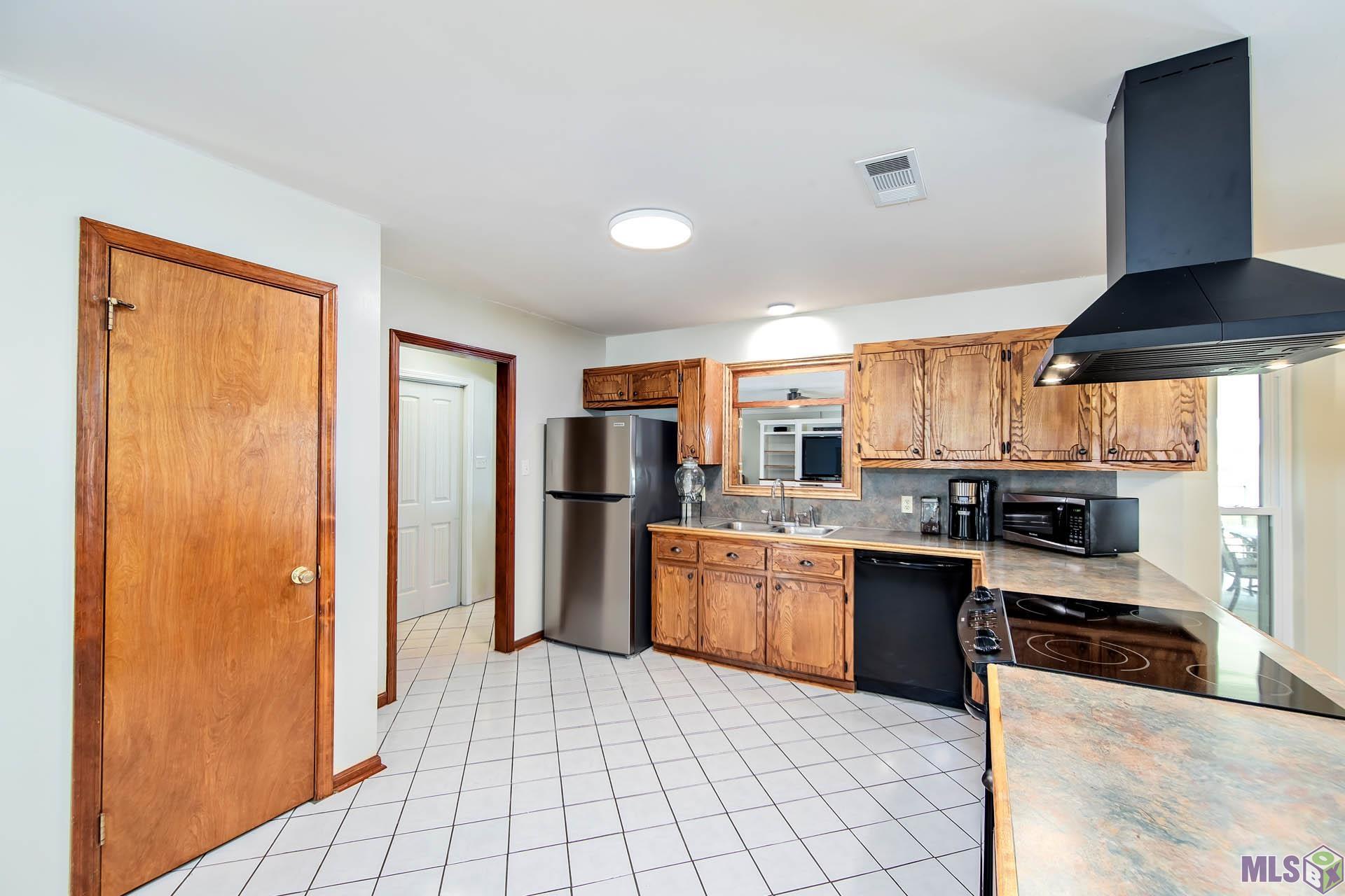 1 Mimi Circle Thibodaux, LA 70301 - Photo 9 of 22 Kitchen