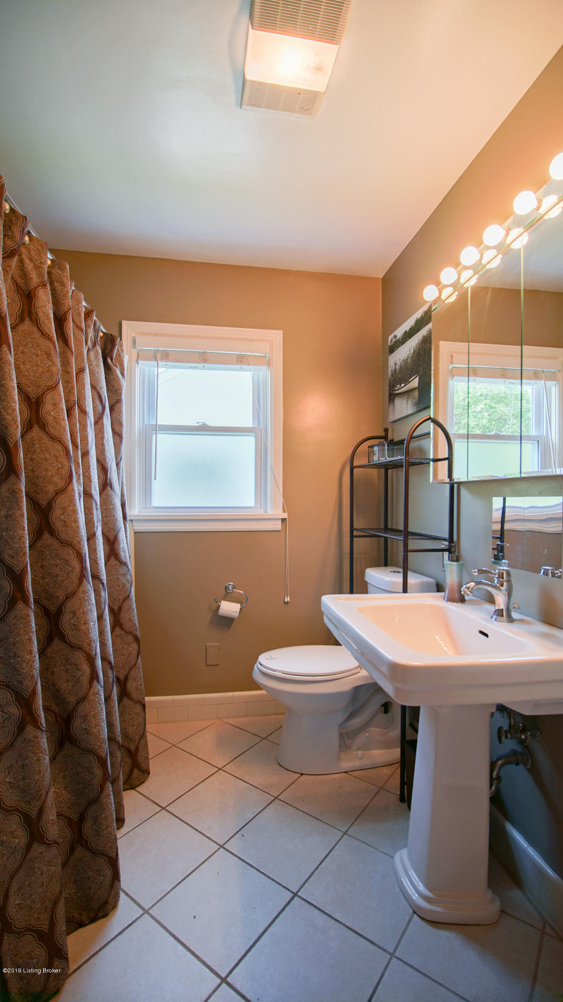 301 Bramton Road Louisville, KY 40207 - Photo 15 of 40 16_main bath_3 (1 of 1)