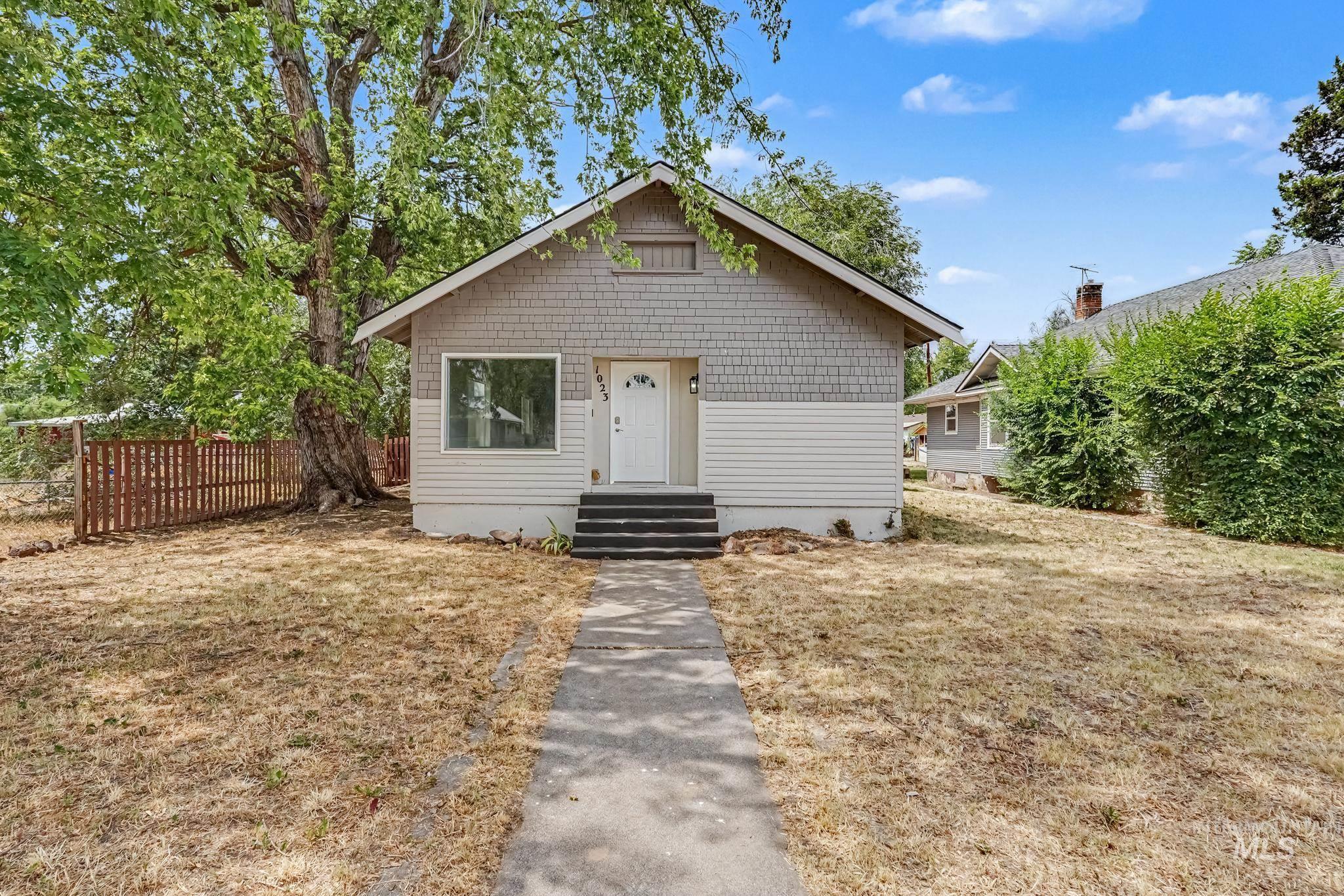 1023 State Street Weiser, ID 83672 - Photo 1 of 25 Single-family home featuring a combination of horizontal siding and shingle siding