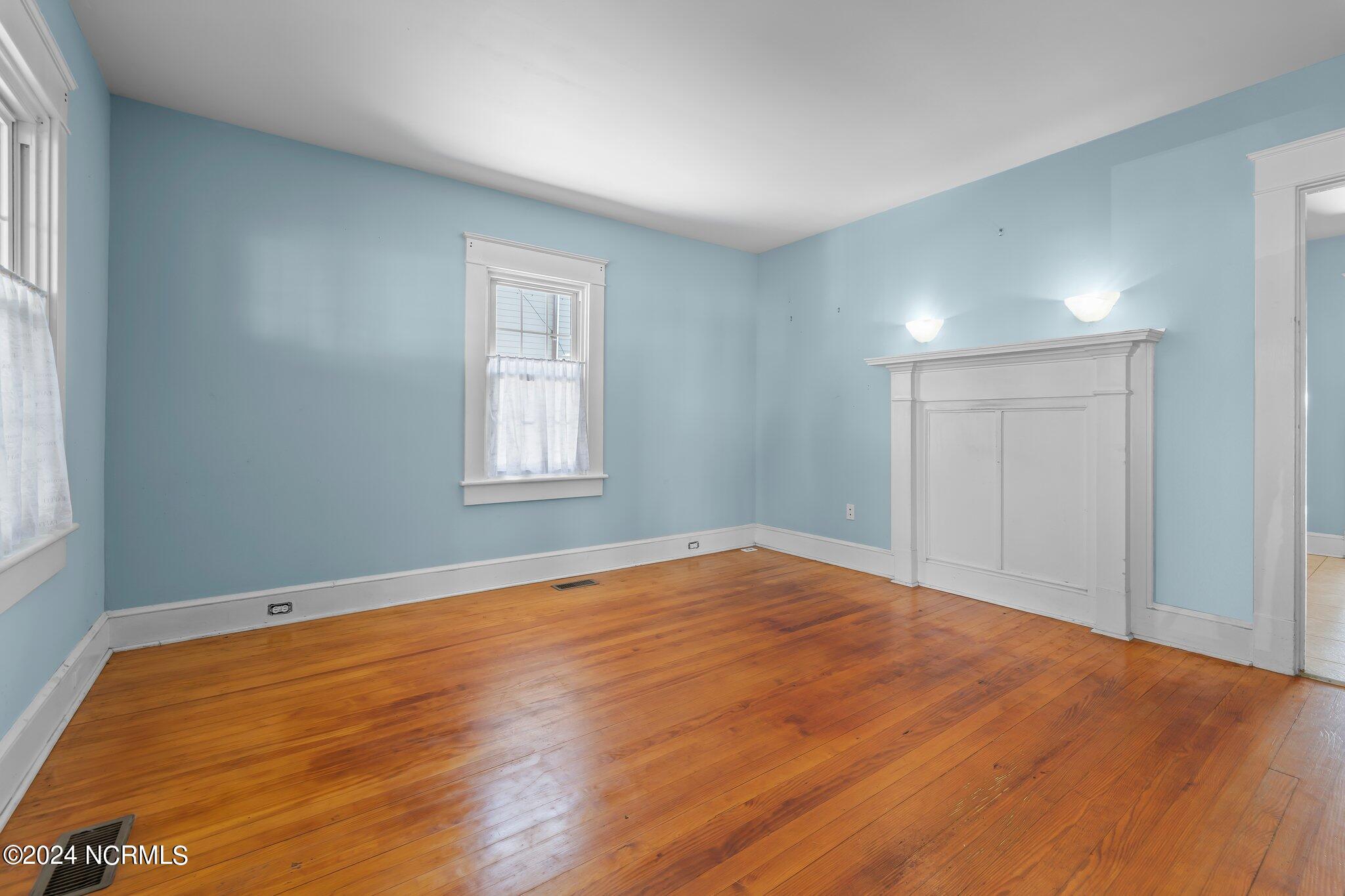 802 Raleigh Street Elizabeth City, NC 27909 - Photo 3 of 24 2-web-or-mls-Photo Mar 13 2024, 9 28 14