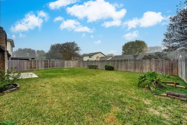 a view of a house with backyard and garden