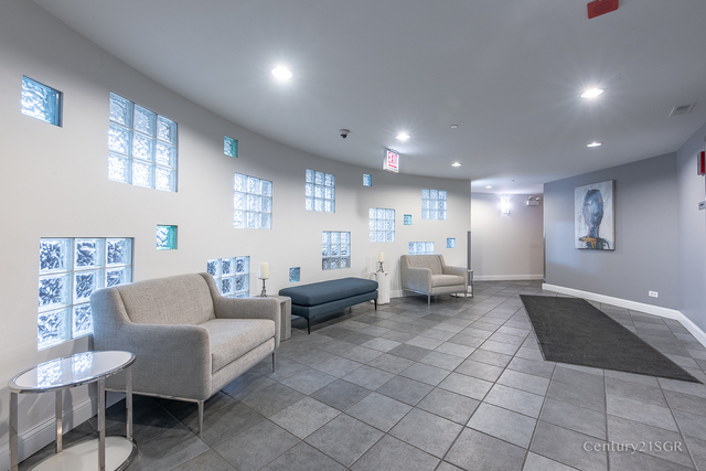 1000 West Adams Street, Unit 413 Chicago, IL 60607 - Photo 5 of 29 a living room with furniture and a couch