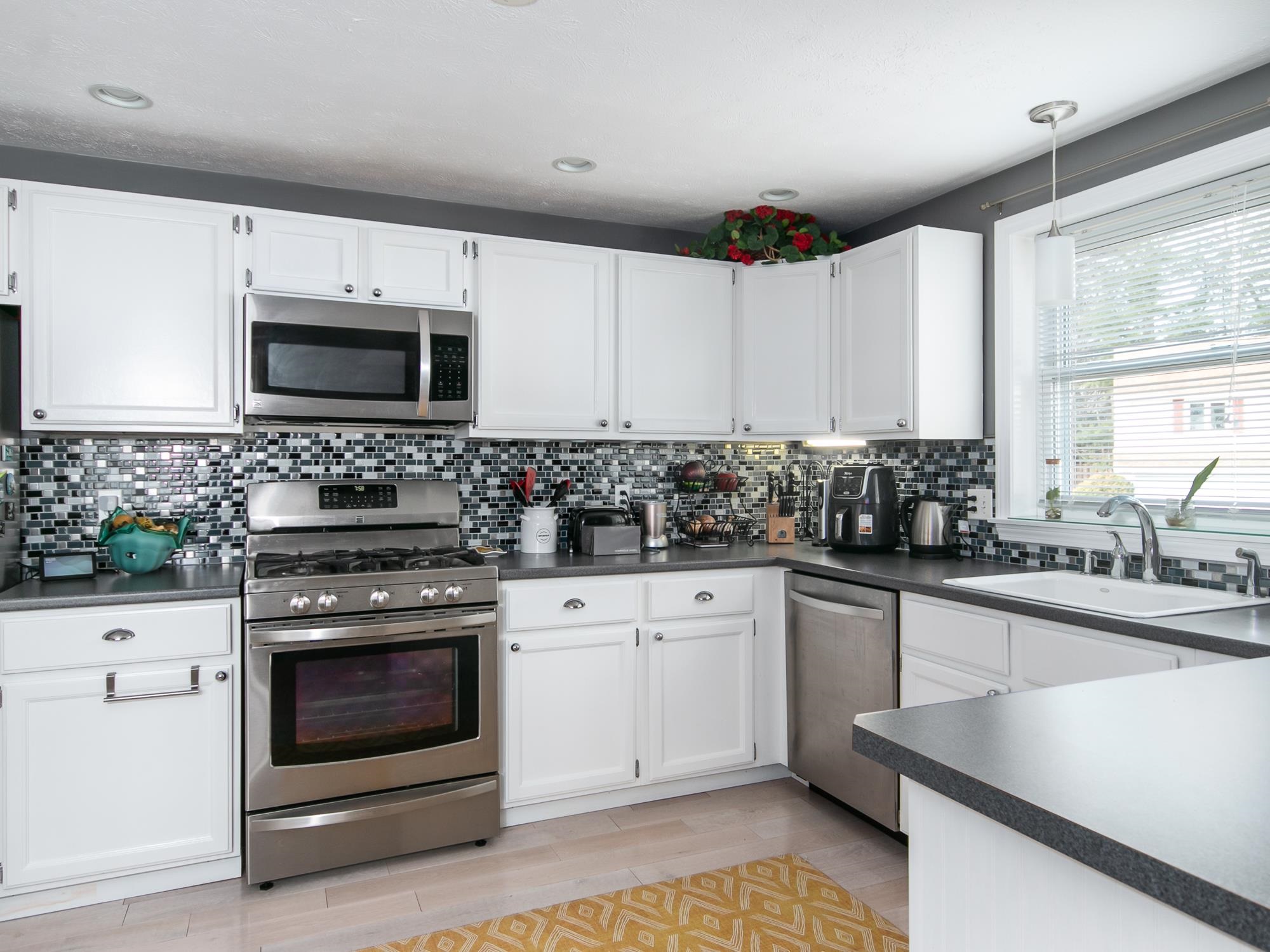 31 Country Hill Road Nashua, NH 03063 - Photo 12 of 28 Gallery Image 12