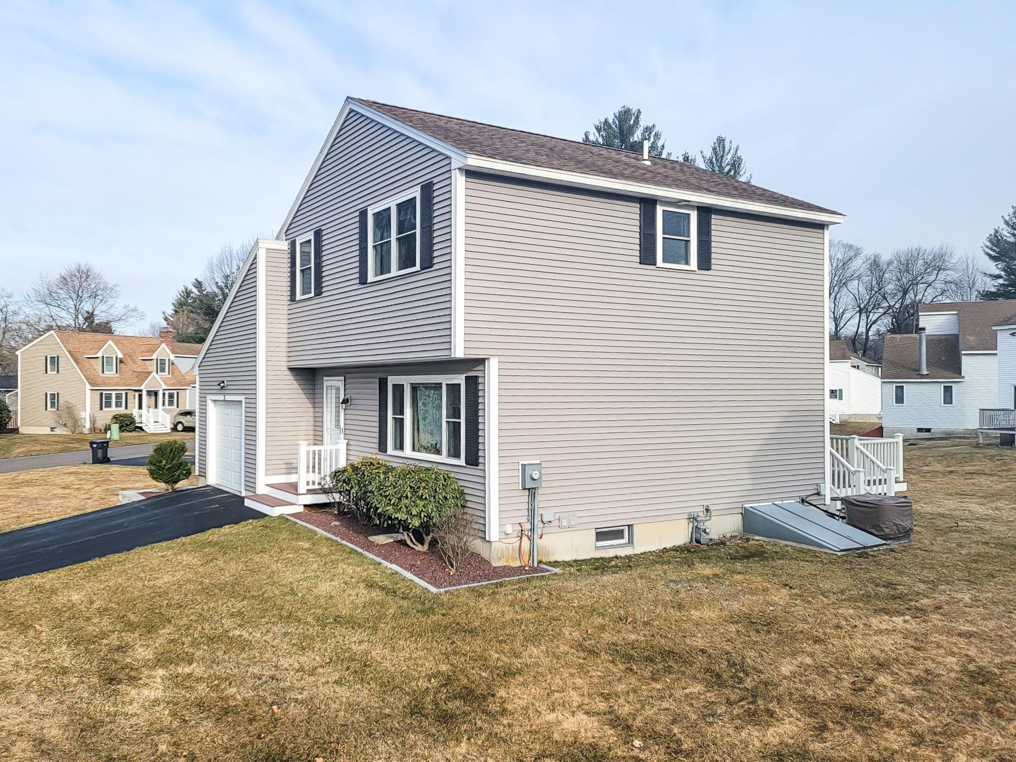 31 Country Hill Road Nashua, NH 03063 - Photo 2 of 28 Gallery Image 2