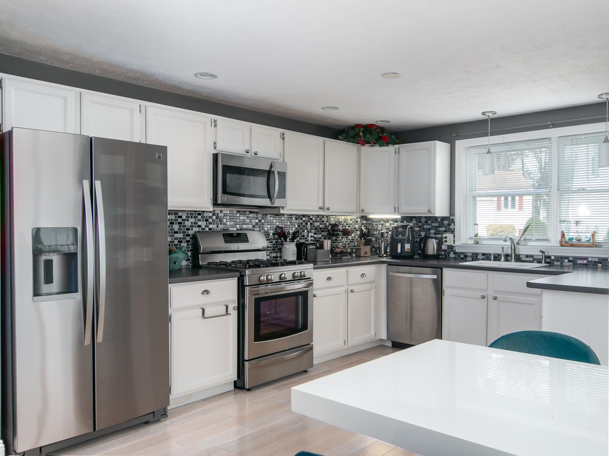 31 Country Hill Road Nashua, NH 03063 - Photo 10 of 28 Gallery Image 10