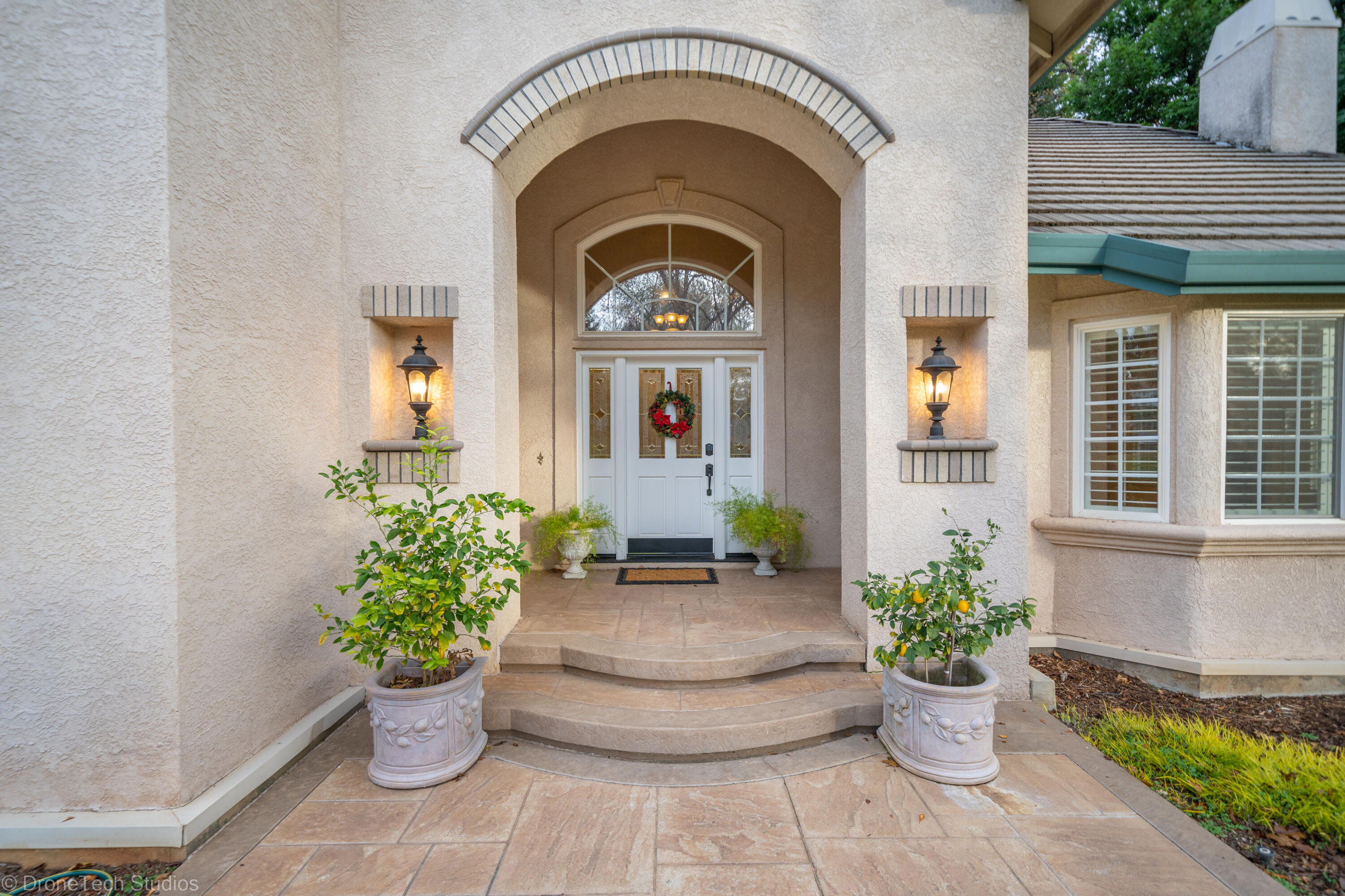 13335 Tierra Heights Road Redding, CA 96003 - Photo 2 of 72 Elegant Entrance