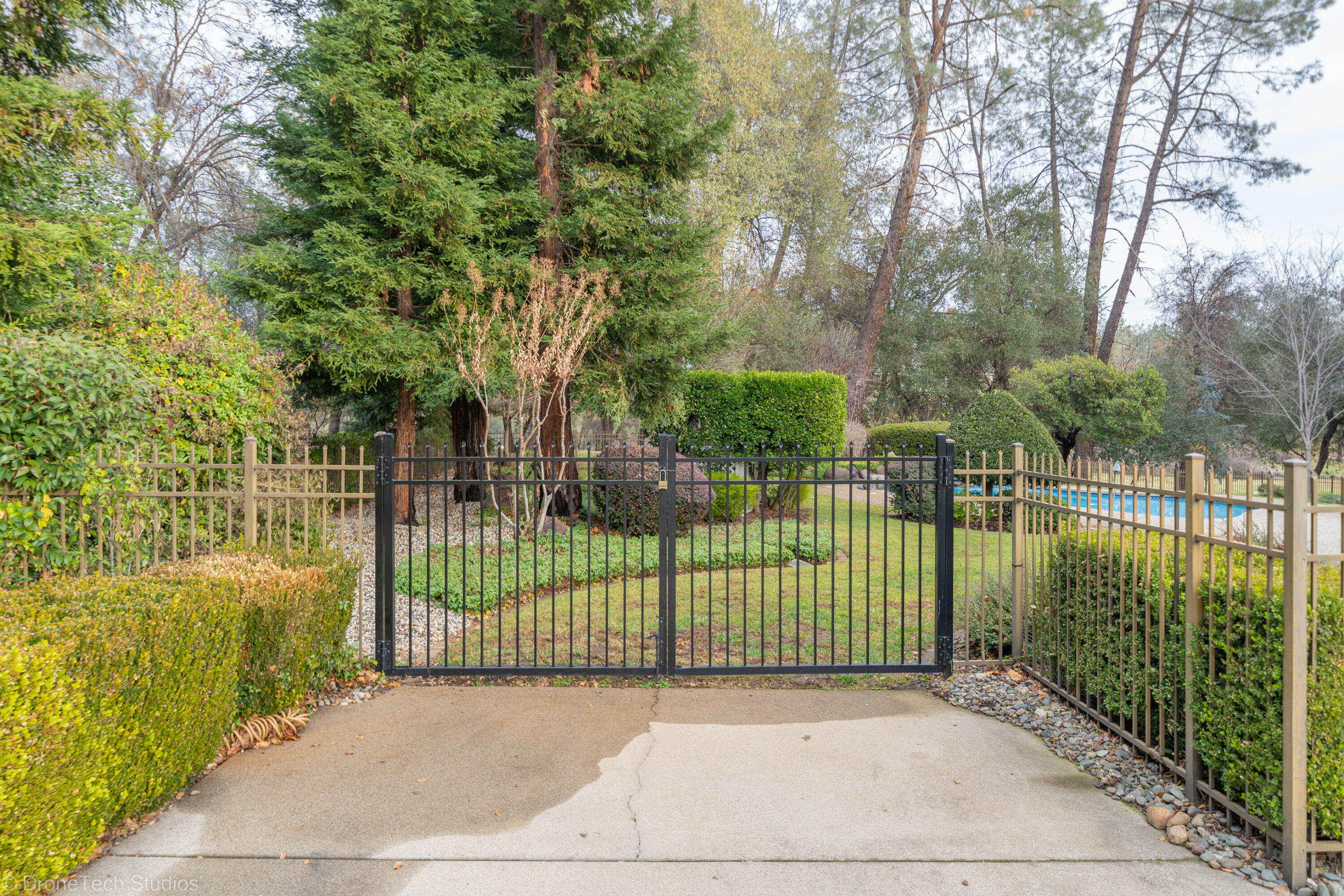 13335 Tierra Heights Road Redding, CA 96003 - Photo 28 of 72 Large back gate