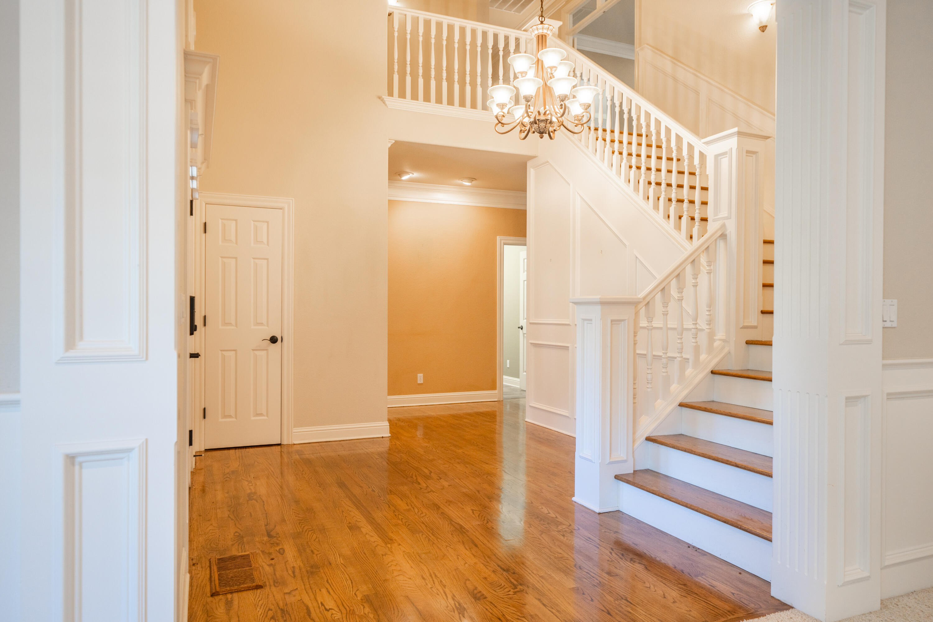 13335 Tierra Heights Road Redding, CA 96003 - Photo 4 of 72 Stunning Staircase