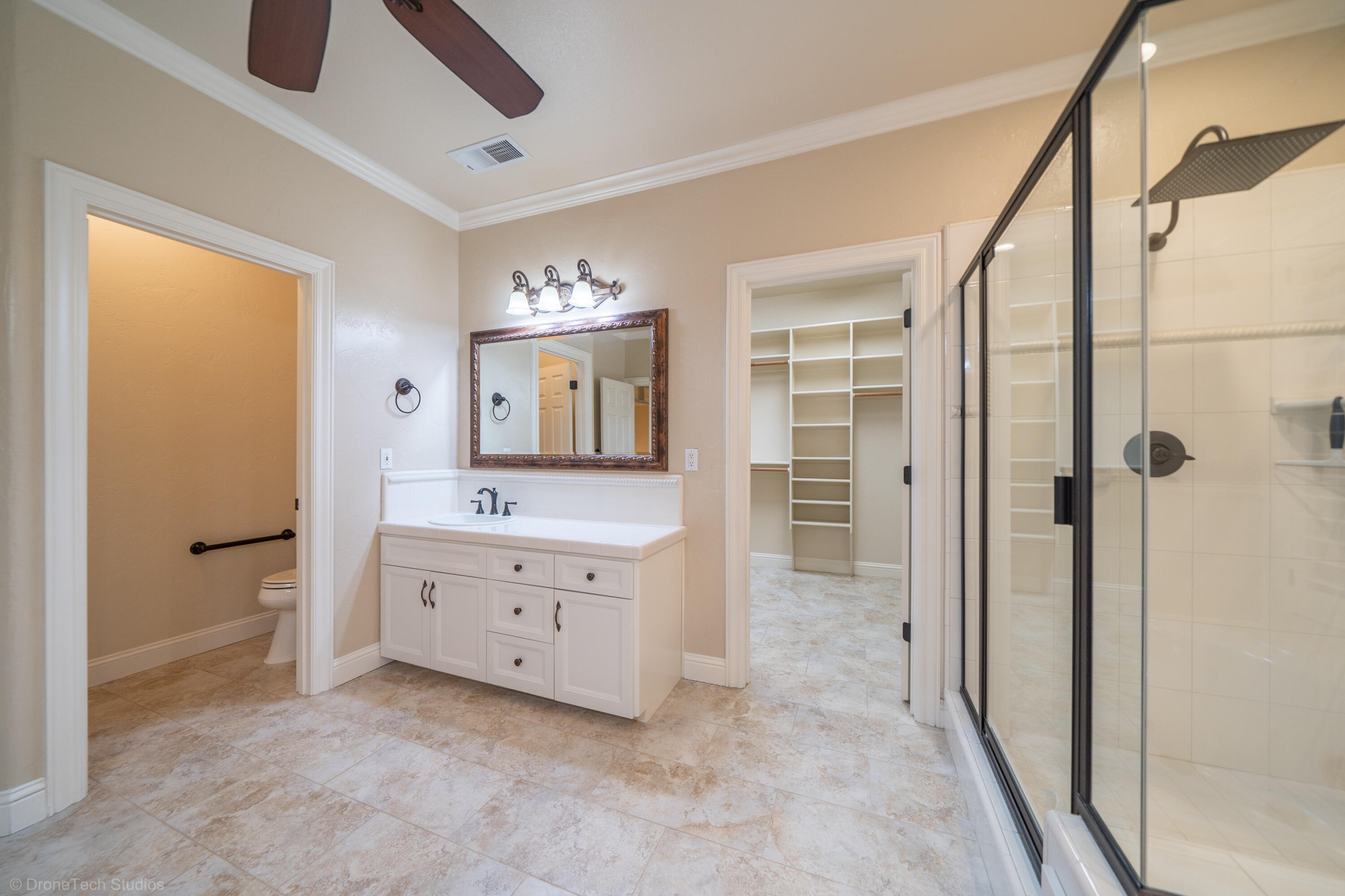 13335 Tierra Heights Road Redding, CA 96003 - Photo 52 of 72 Separate Watercloset