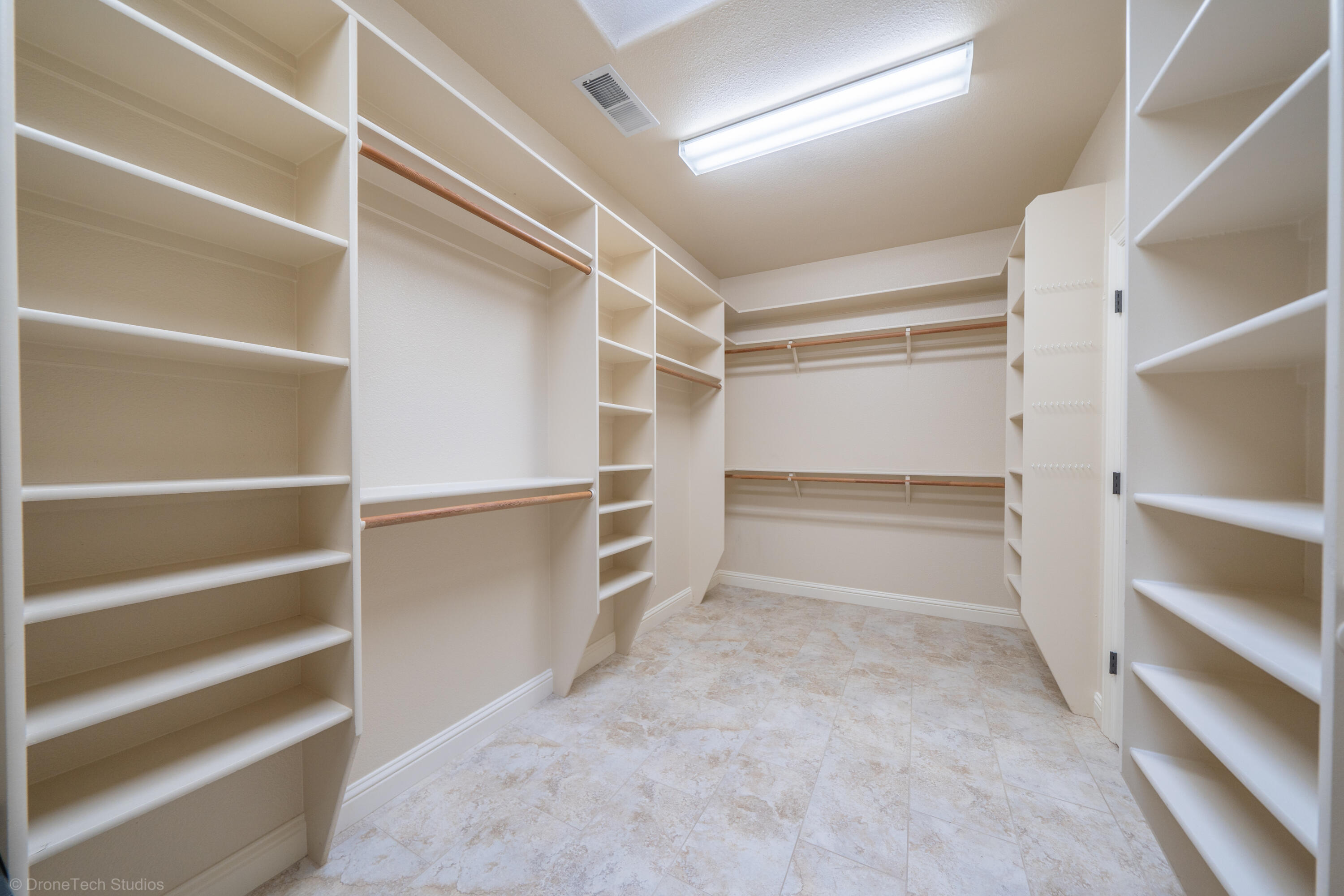 13335 Tierra Heights Road Redding, CA 96003 - Photo 54 of 72 Right side Walkin