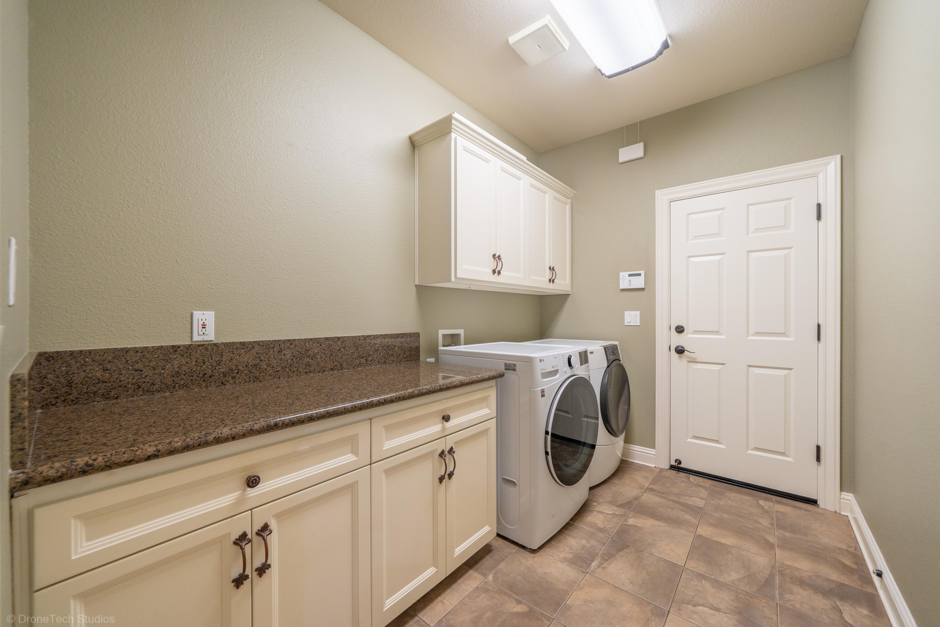 13335 Tierra Heights Road Redding, CA 96003 - Photo 60 of 72 Huge Laundry Room