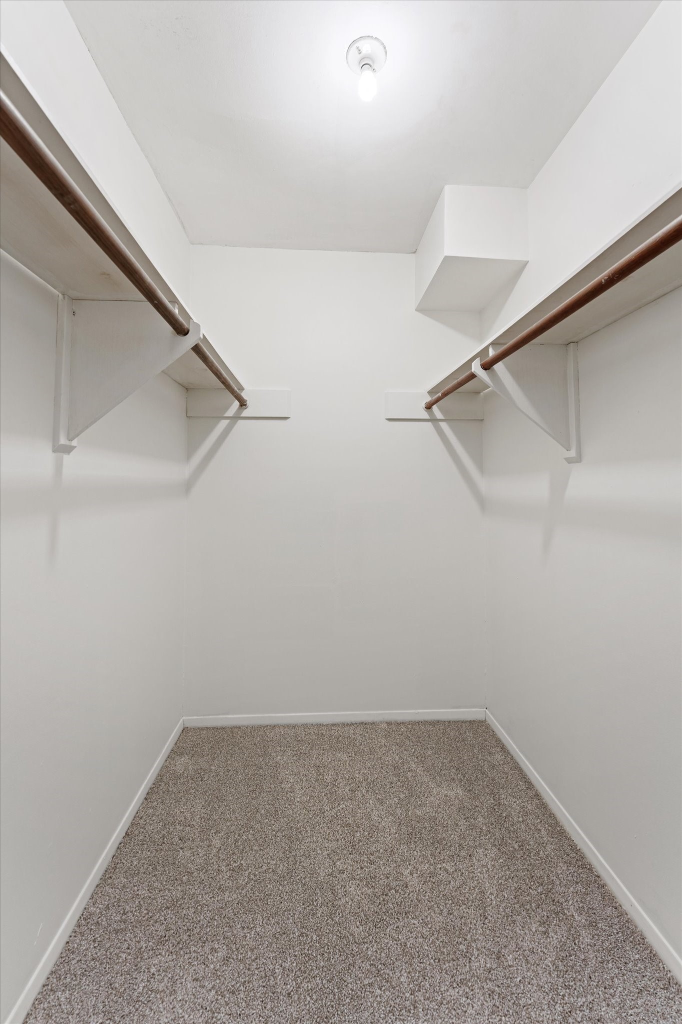 983 West Donovan Street Houston, TX 77091 - Photo 38 of 46 Hall walk in closet #1
