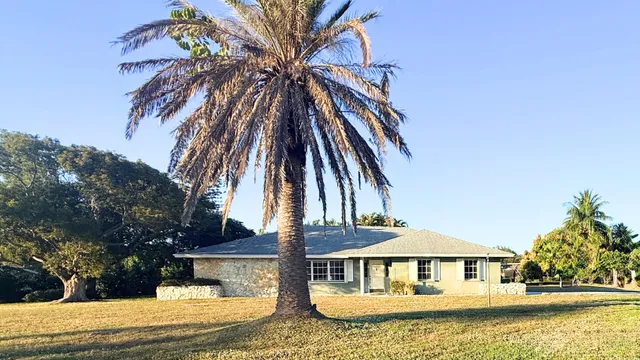 $479,900 | 2092 Southeast Allamanda Drive, Port St. Lucie, FL 34952