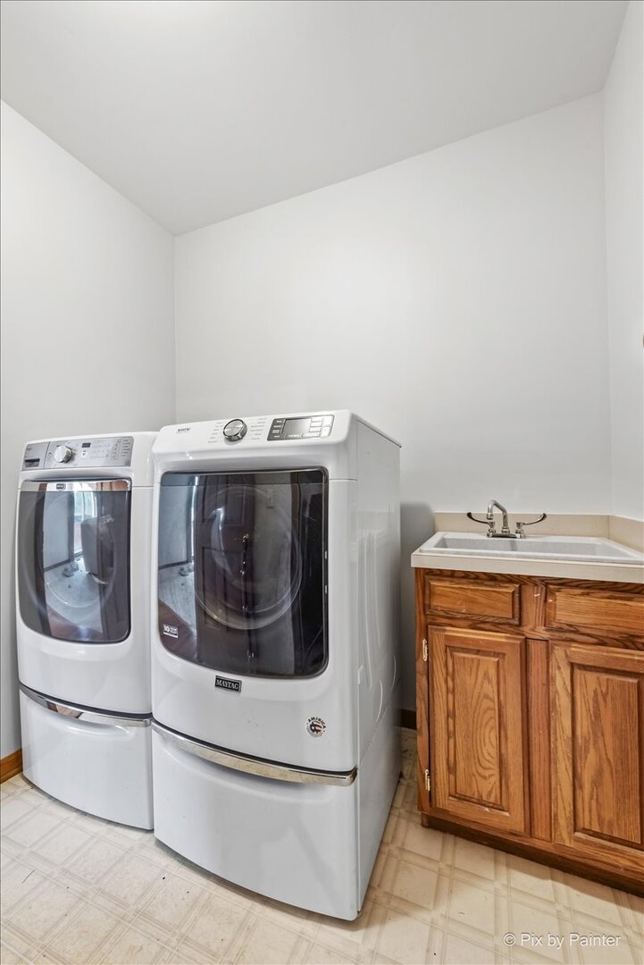 1405 Elk Trail Cary, IL 60013 - Photo 20 of 39 a utility room with dryer and washer