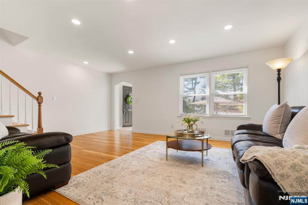 589 Beverly Road Teaneck, NJ 07666 - Photo 3 of 22