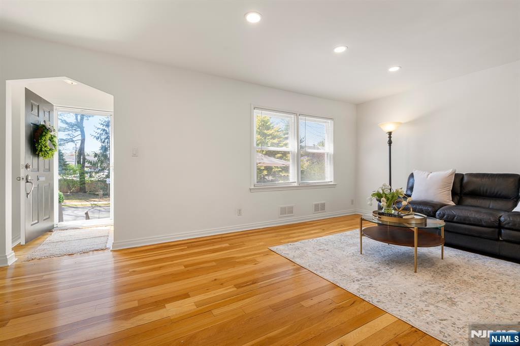 589 Beverly Road Teaneck, NJ 07666 - Photo 4 of 22