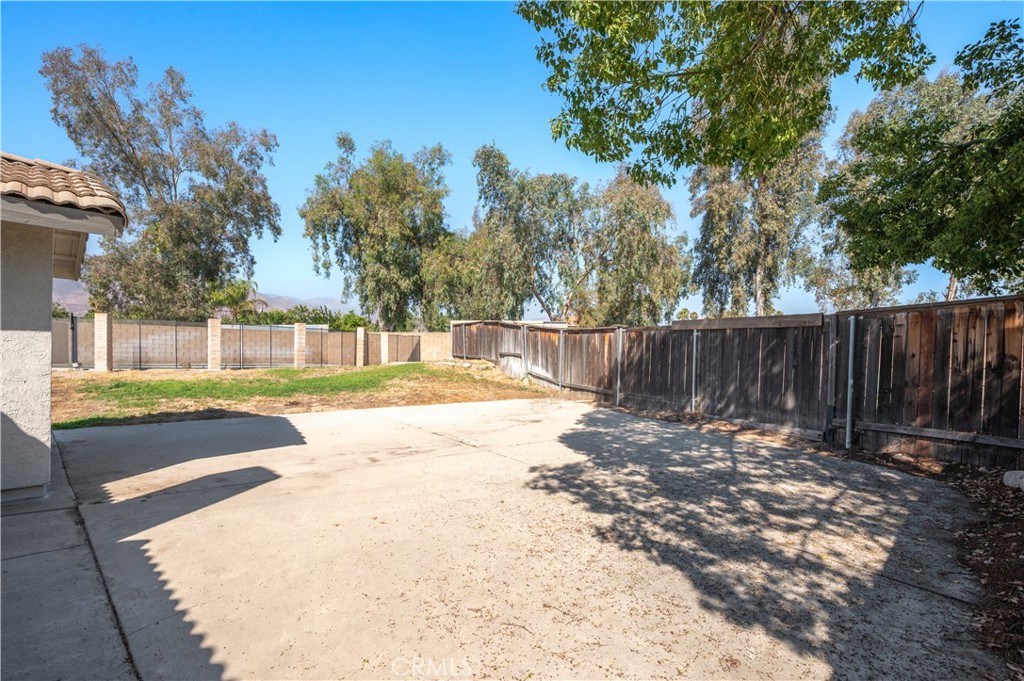27394 Rustic Lane Highland, CA 92346 - Photo 33 of 41