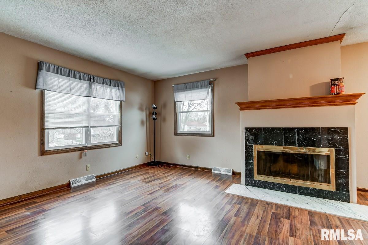 2829 East Black Avenue Springfield, IL 62702 - Photo 3 of 28