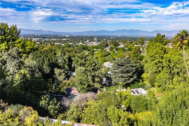 a view of a houses with a yard