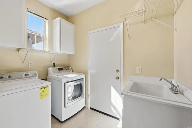 a view of a livingroom with furniture