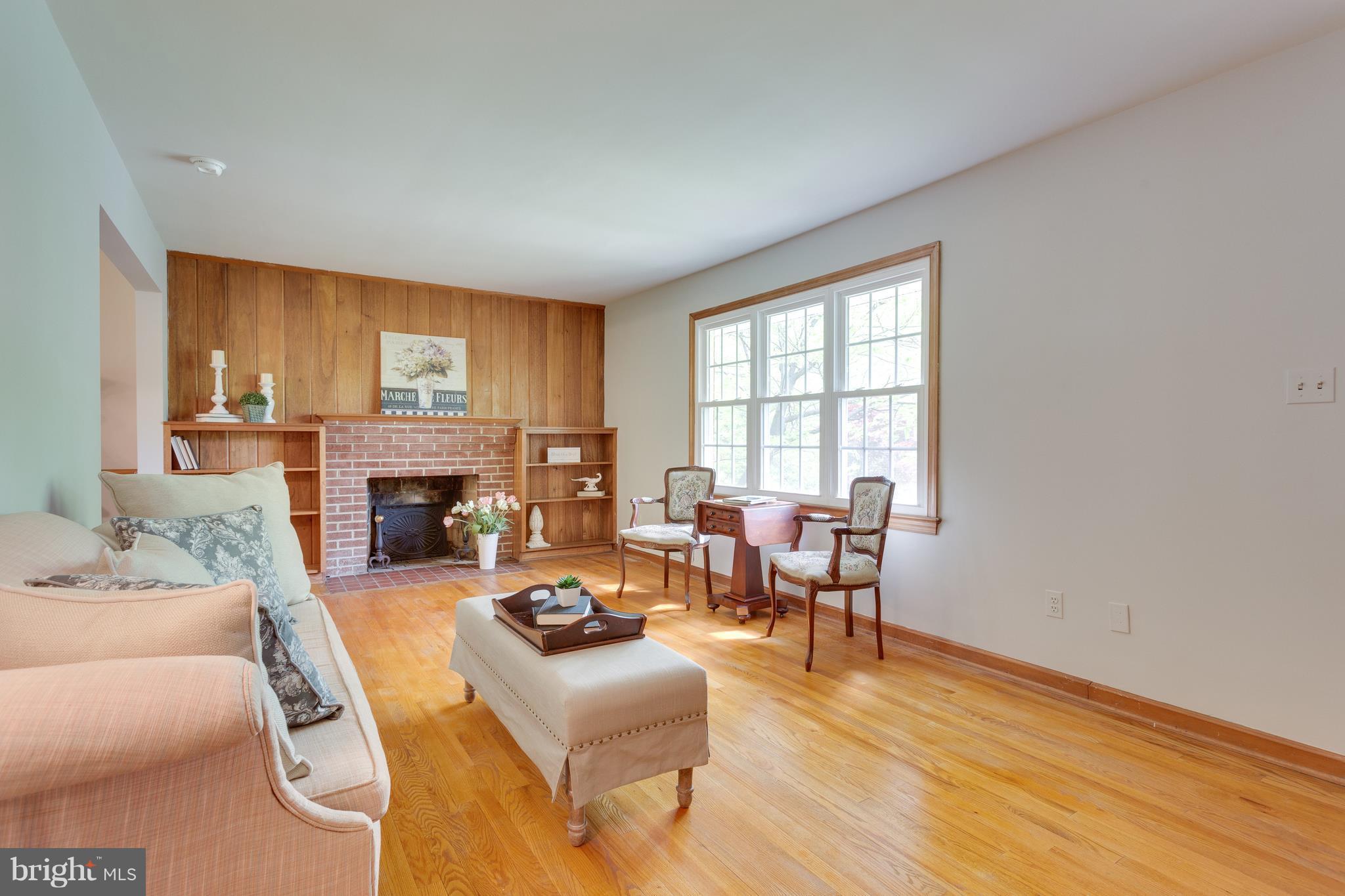 6724 Hackberry Street Springfield, VA 22150 - Photo 7 of 28 Living Room