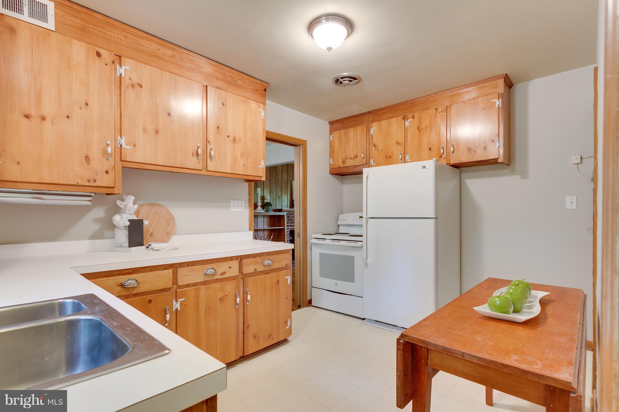 6724 Hackberry Street Springfield, VA 22150 - Photo 10 of 28 Kitchen
