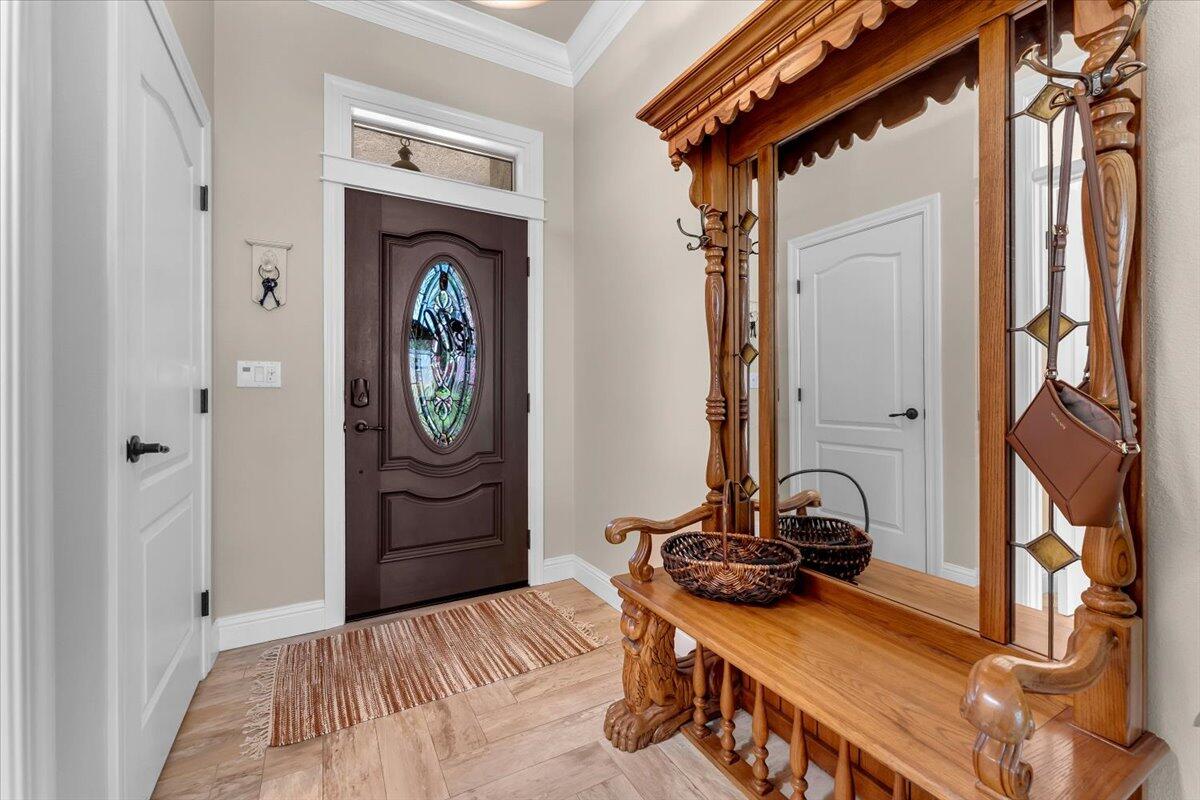 5697 Constitution Way Redding, CA 96003 - Photo 4 of 87 Entry