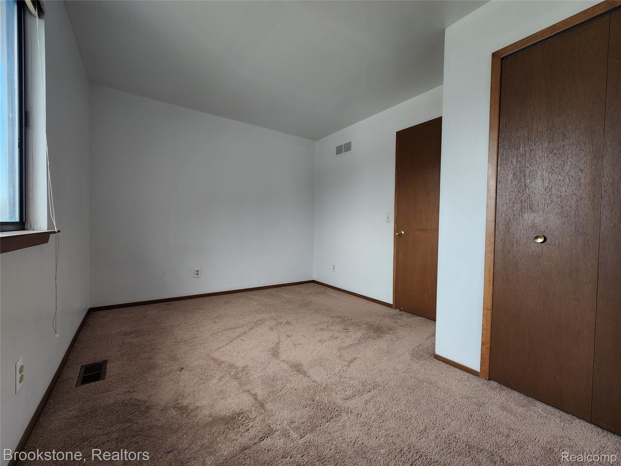 916 Milverton Road Troy, MI 48083 - Photo 23 of 37 20220422_105737.jpg