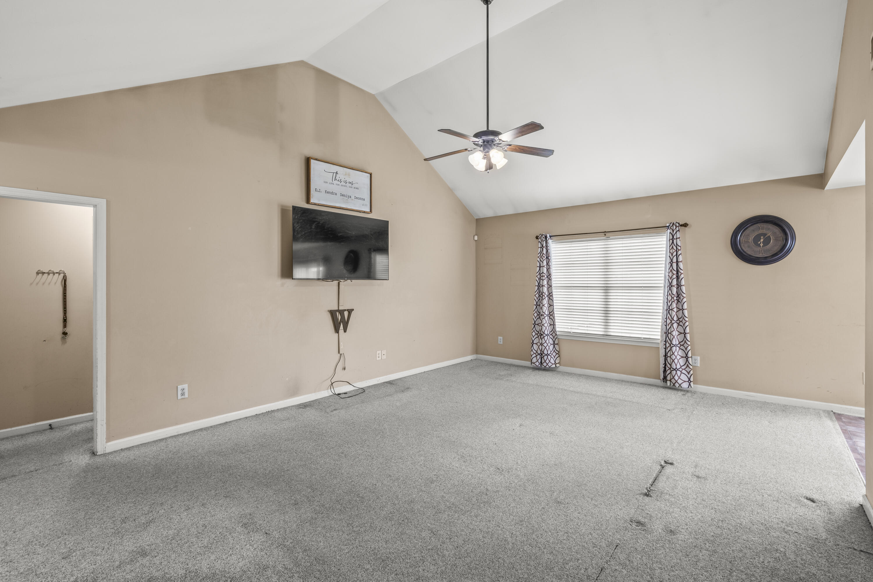 201 Legacy Lane Calhoun, GA 30701 - Photo 5 of 23 Living Room