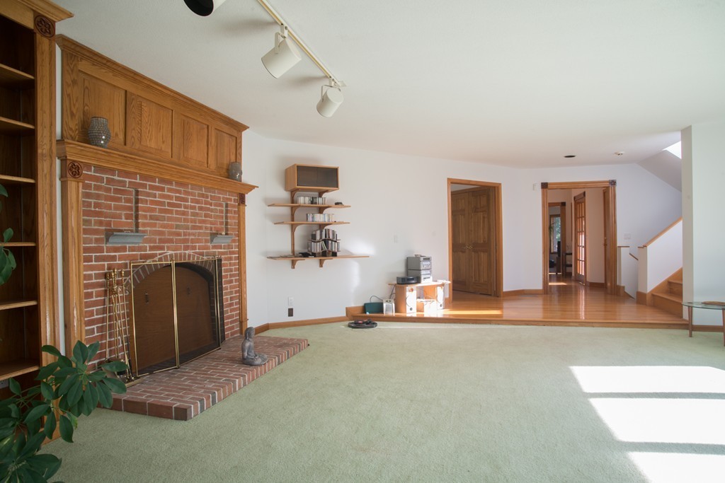 61 South Valley Road Amherst, MA 01002 - Photo 4 of 38