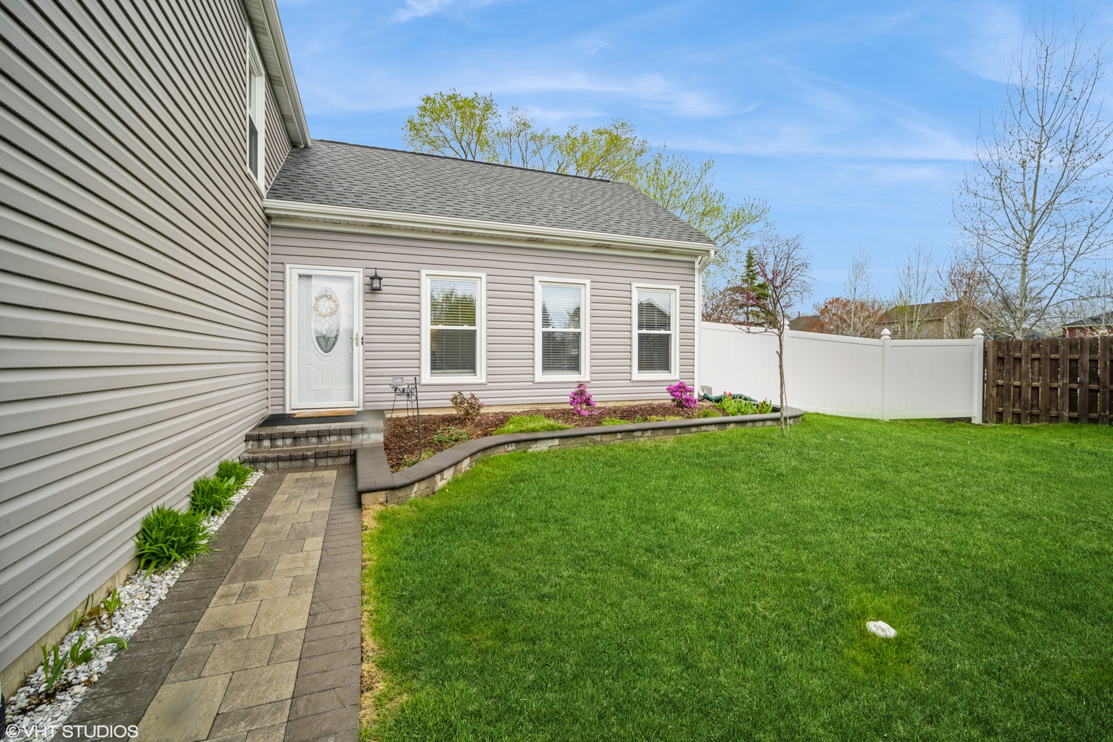 1145 John Drive Hoffman Estates, IL 60169 - Photo 2 of 36 a front view of house with yard and green space