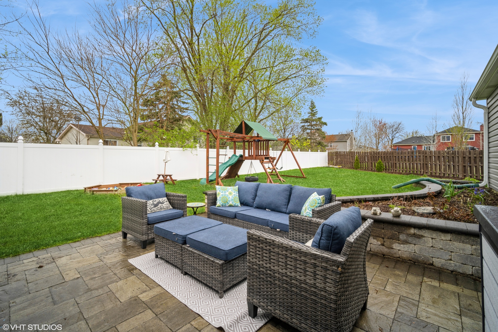 1145 John Drive Hoffman Estates, IL 60169 - Photo 31 of 36 a backyard of a house with table and chairs