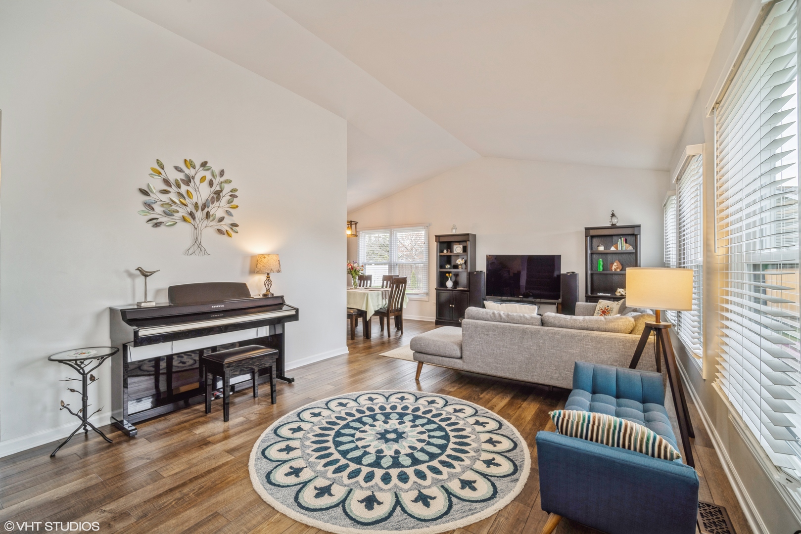 1145 John Drive Hoffman Estates, IL 60169 - Photo 4 of 36 a living room with furniture and a piano
