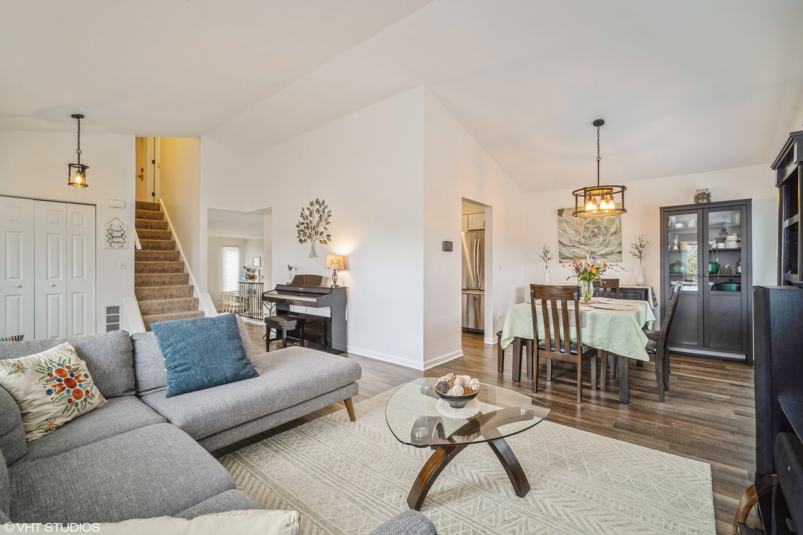1145 John Drive Hoffman Estates, IL 60169 - Photo 8 of 36 a living room with furniture