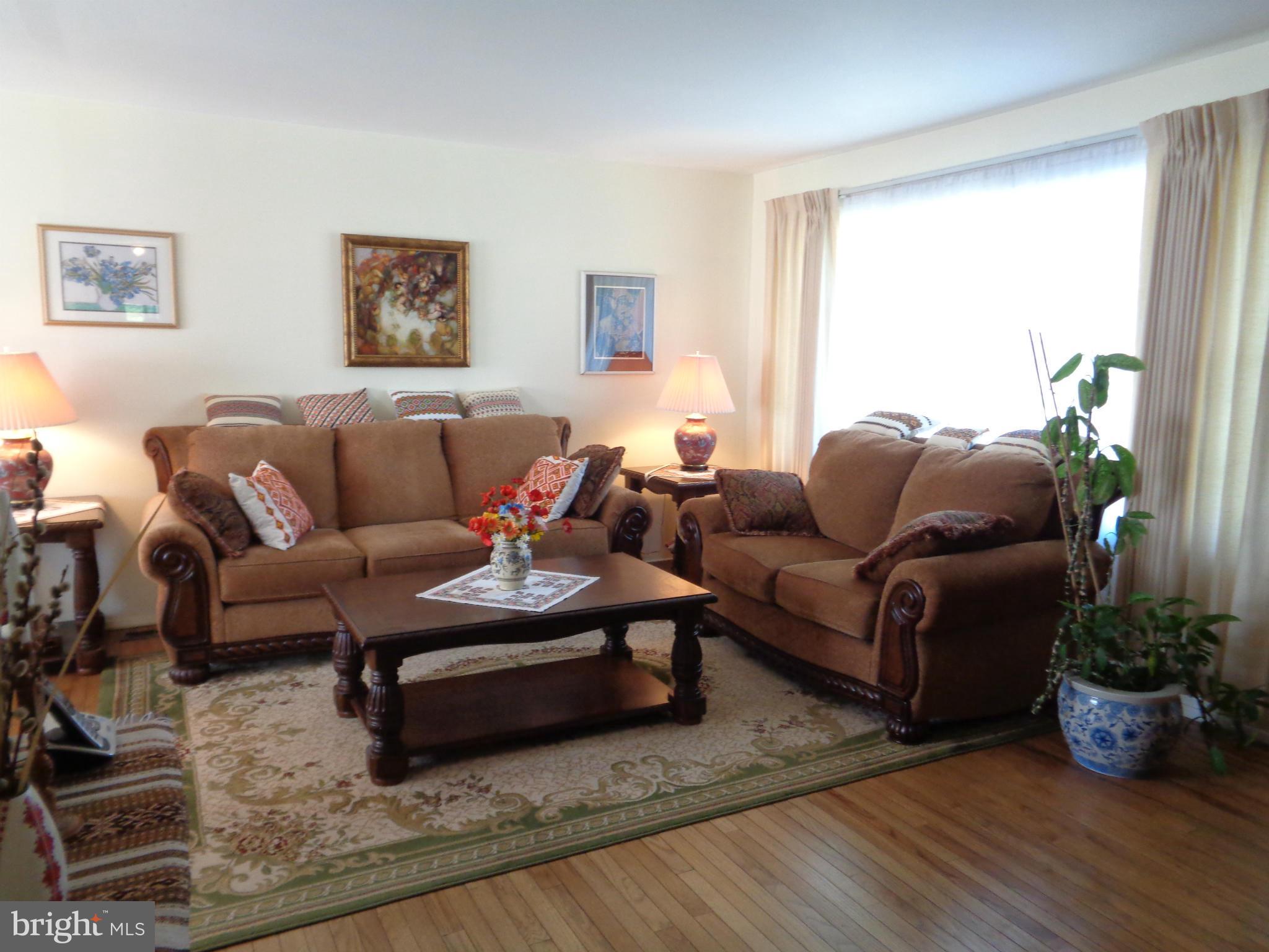 1527 National Road Baltimore, MD 21237 - Photo 3 of 30 Living Room