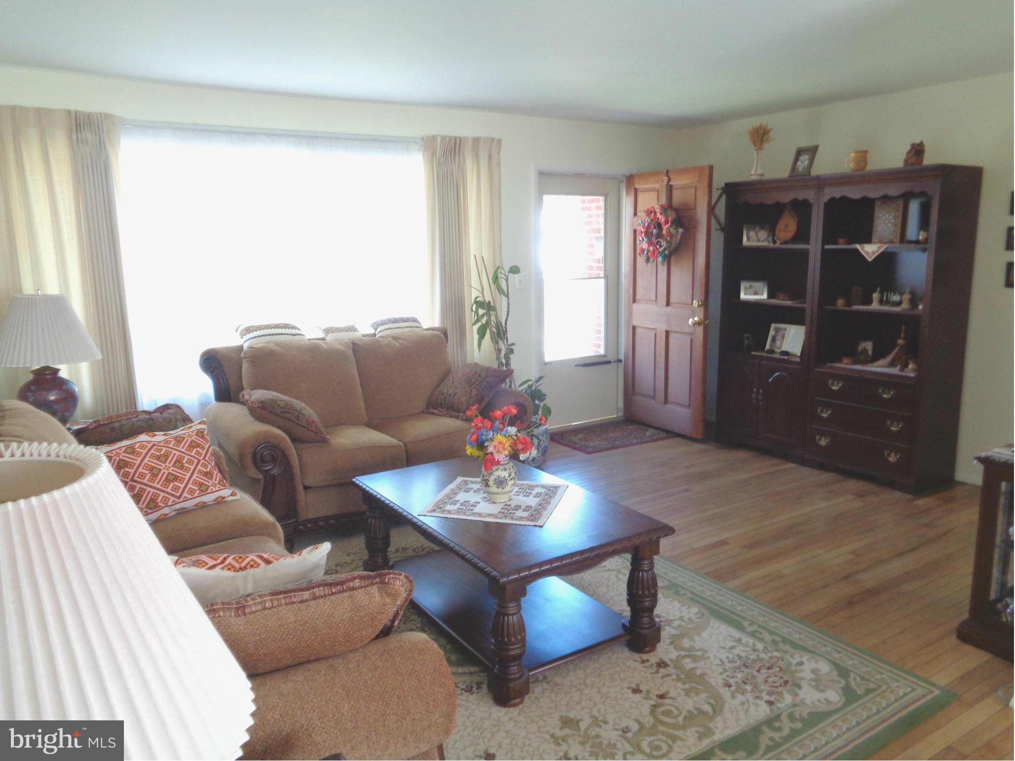 1527 National Road Baltimore, MD 21237 - Photo 5 of 30 Living Room