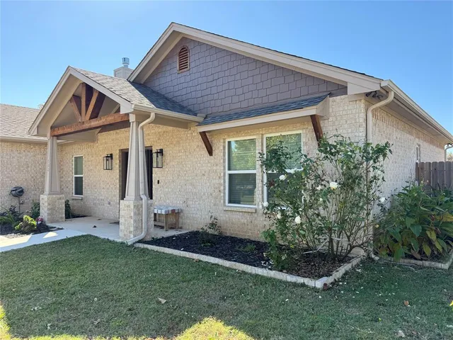 a view of a house with backyard