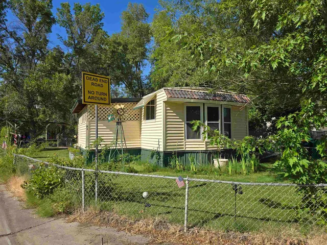 a view of a house with backyard