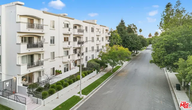 $1,215,000 | 1878 Greenfield Avenue, Unit 104, Los Angeles, CA 90025
