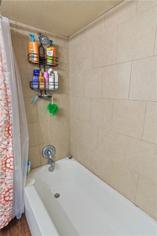 4846 Kasper Street Corpus Christi, TX 78415 - Photo 17 of 20 a bathroom with a bathtub