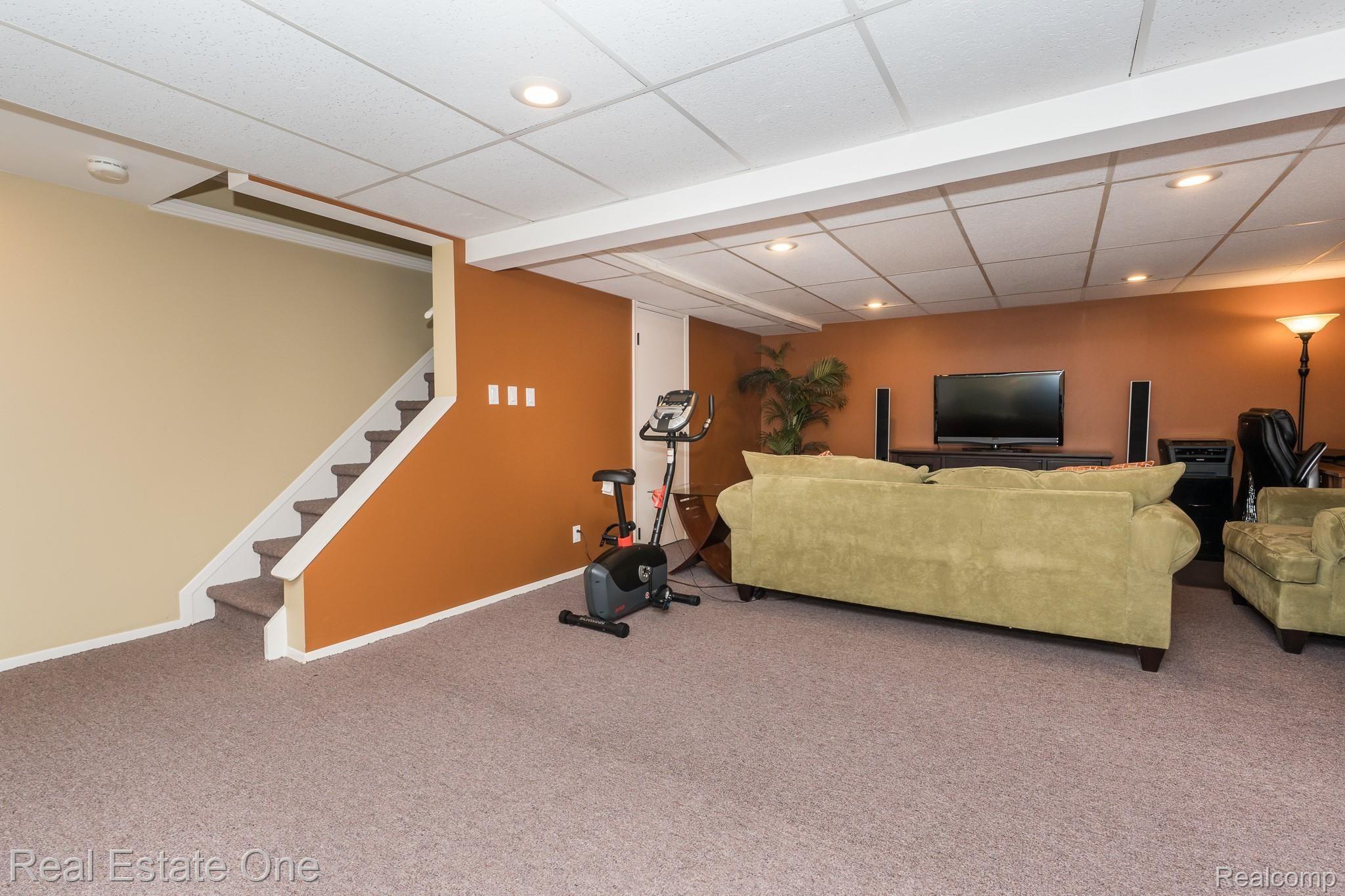 2090 Cumberland Road Rochester, MI 48307 - Photo 26 of 32 Cumberland MLS-W030.jpg