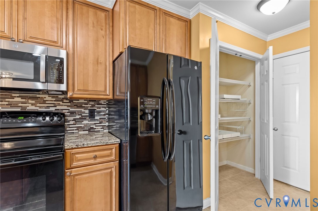 6106 Lookout Point Circle Midlothian, VA 23112 - Photo 13 of 42 a kitchen with a refrigerator and a stove
