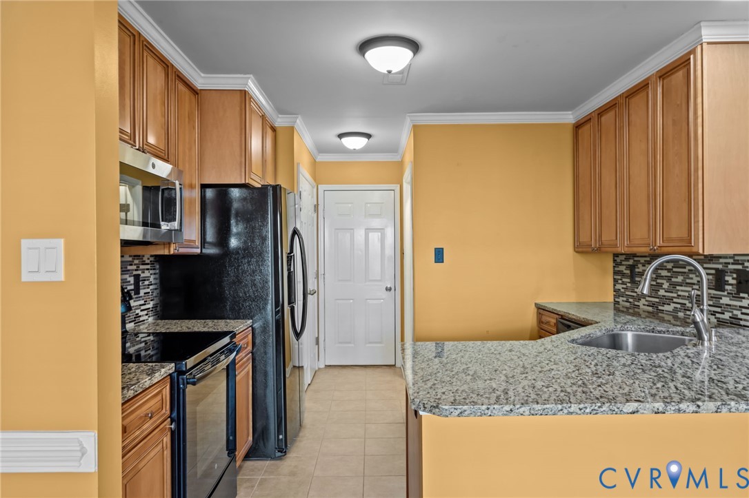 6106 Lookout Point Circle Midlothian, VA 23112 - Photo 14 of 42 a kitchen with stainless steel appliances granite countertop a refrigerator a stove and a sink