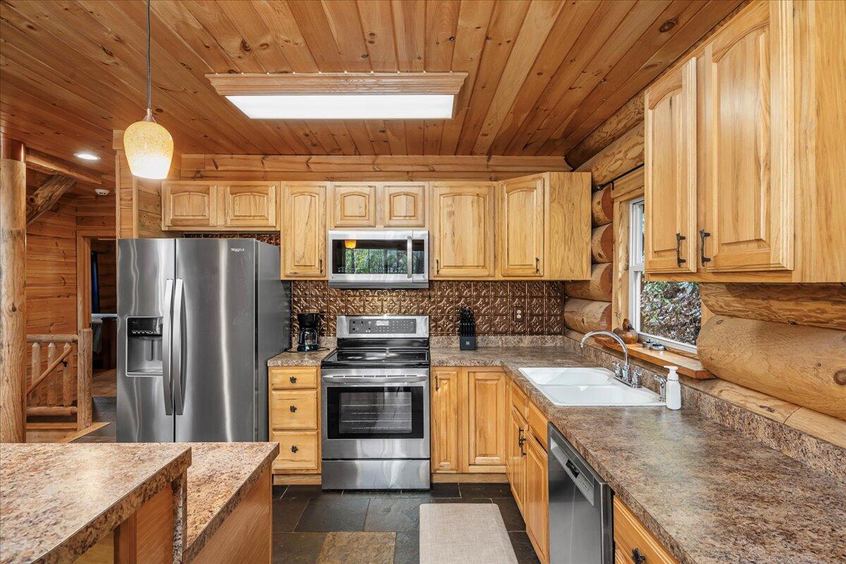 645 Right Fork Fixer Road Zoe, KY 41397 - Photo 8 of 47 IMG_9749